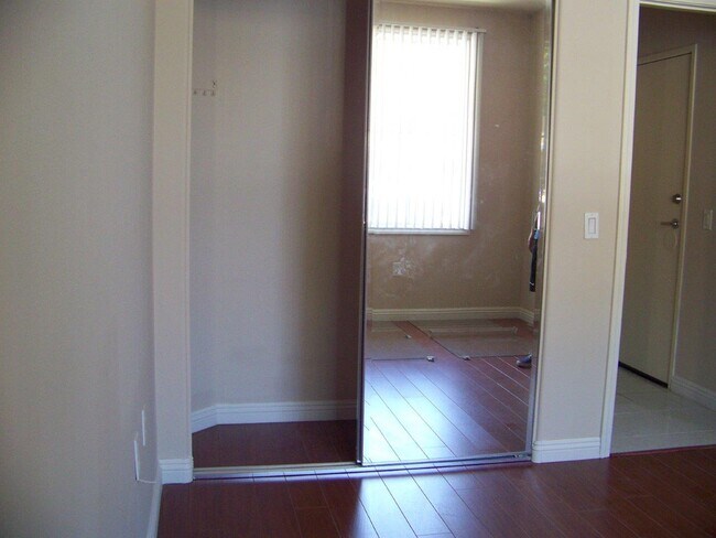 Building Photo - 1404 Reggio Aisle
