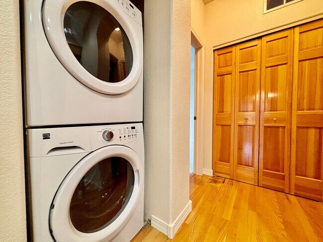 Building Photo - Beautiful 2 Bed 1 Bath Haven in Central Fo...