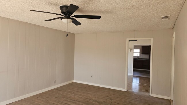 Building Photo - LARGE CORNER LOT!  2 bed 1 bath, could be 3 bedroom