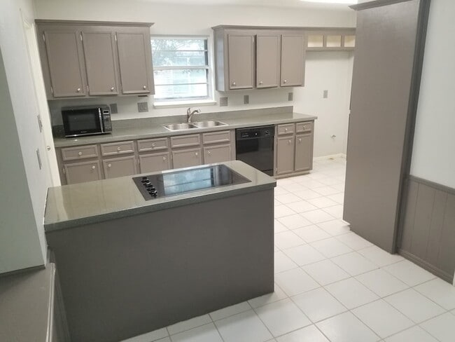 Building Photo - 3911 Brightwood Dr