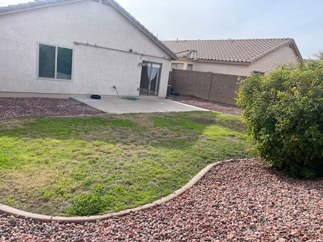 Building Photo - Small home with all appliances!