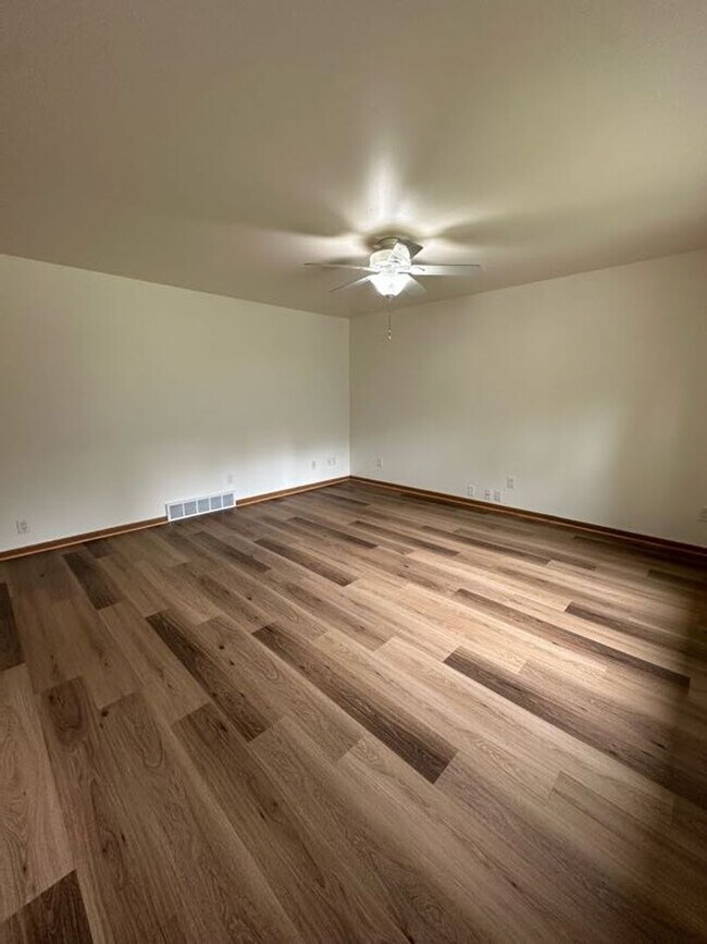 Building Photo - Ellis Avenue Duplex