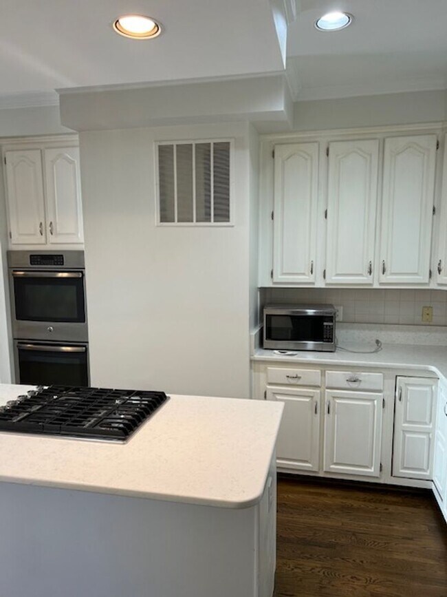Building Photo - LUXURIOUS MAGRUDER BUILT TOWNHOME