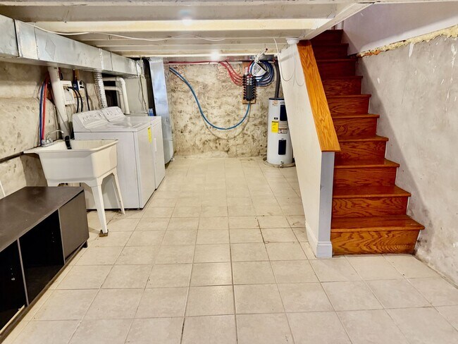 Building Photo - SPACIOUS 3BR/1BA HOUSE w/ Central AC-HARDW...