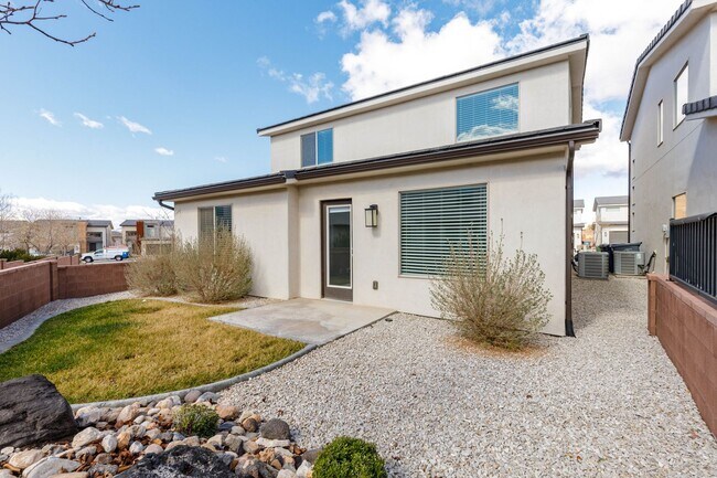 Building Photo - 4 bed | 2 1/2 bath | 2 car garage in Desert Canyon with washer/dryer/fridge