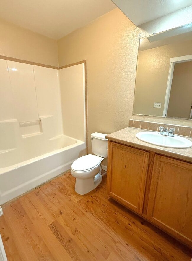 Building Photo - 3 bedroom, 2 bath home with double garage