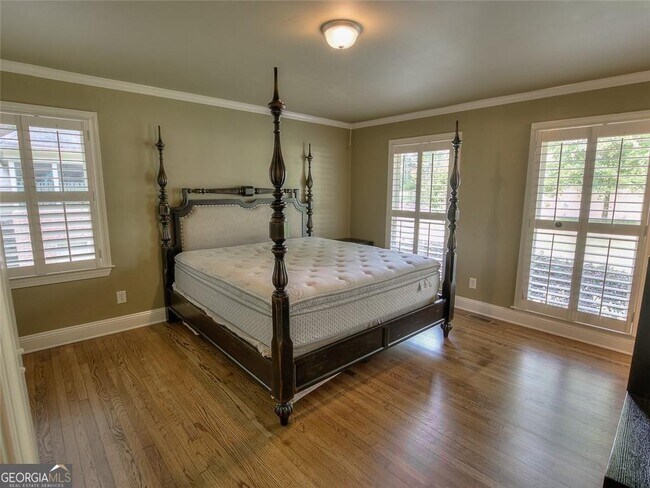 Building Photo - 5575 Lake Forrest Dr NW
