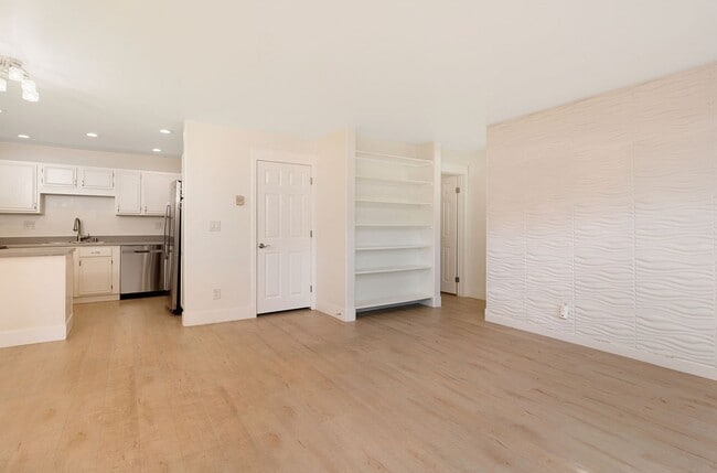 Building Photo - Beautiful 2Bd/2Ba Condo In Gated Community...