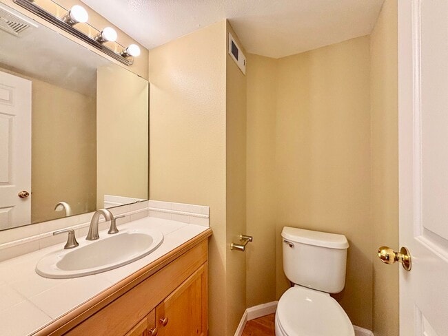 Building Photo - Beautiful 2bed townhome for rent in Bellevue