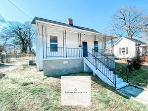 Building Photo - Charming Cottage Living in the Heart of Clinton