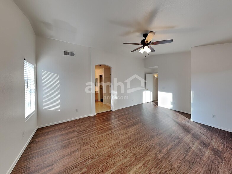 Building Photo - 9045 W Holly St