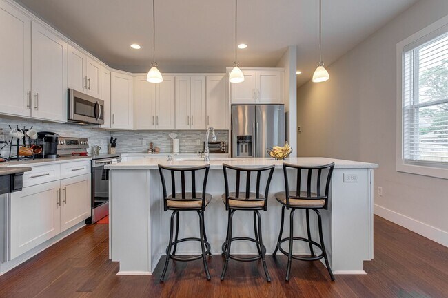 Building Photo - Available Now! 4 Bed, 3.5 Bath, Convenient...