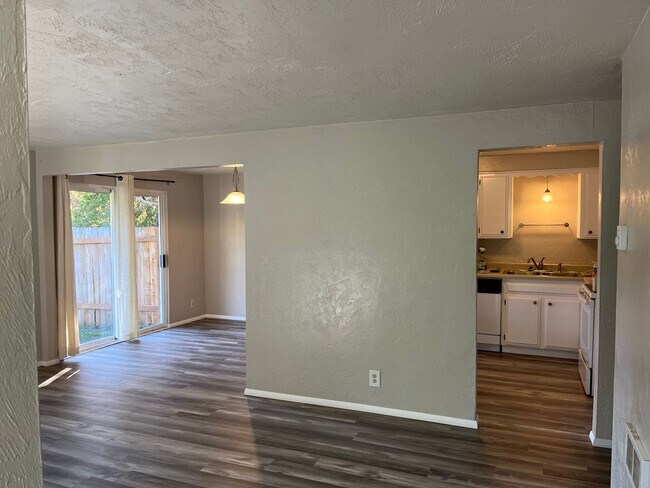 Building Photo - LOO Duplex
