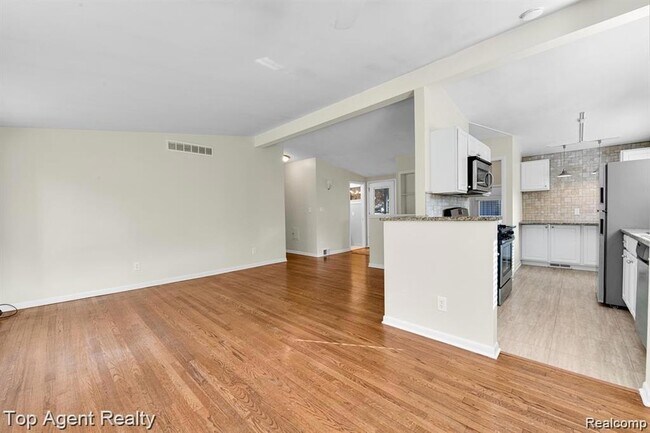 Building Photo - 881 Brooklawn Dr