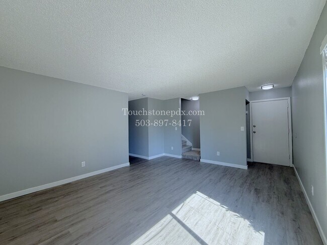 Building Photo - Bright East Portland 3 Bed Apartment Home with Two-Level Layout and Assigned Parking