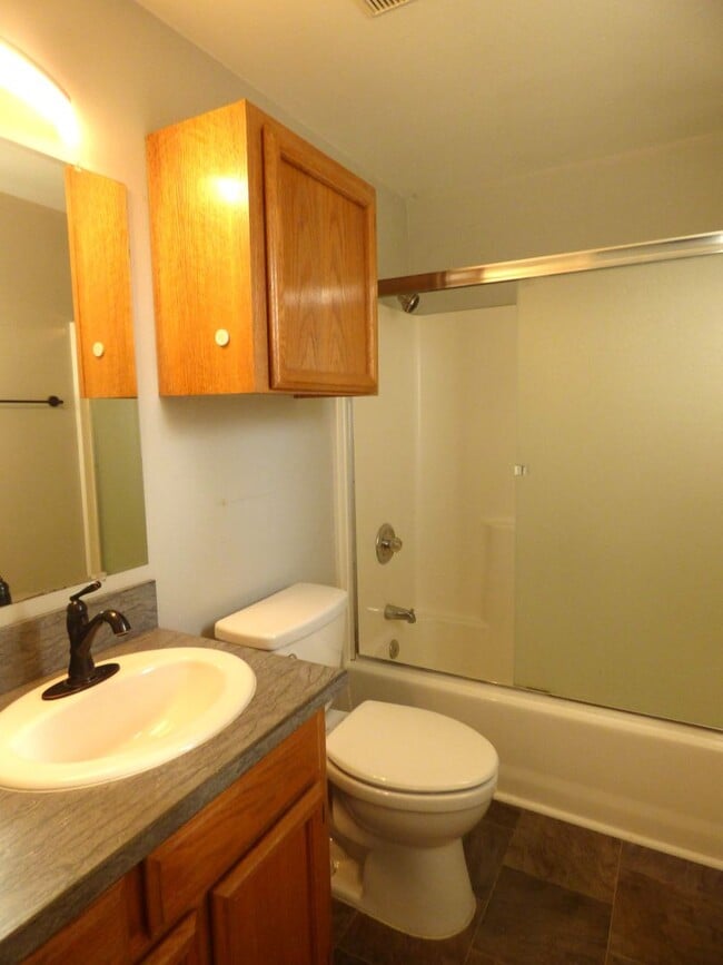 Building Photo - Rent Special: 1/2 Off March's Rent - 3 bed 2 Bath - Single Level home