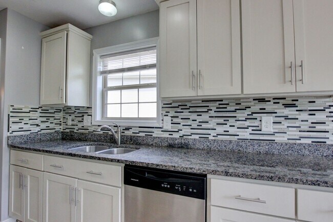 Building Photo - Sweet Splitlevel with Awesome Basement Area