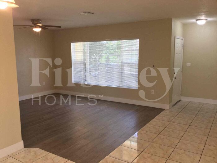 Building Photo - 810 NW 186th Dr