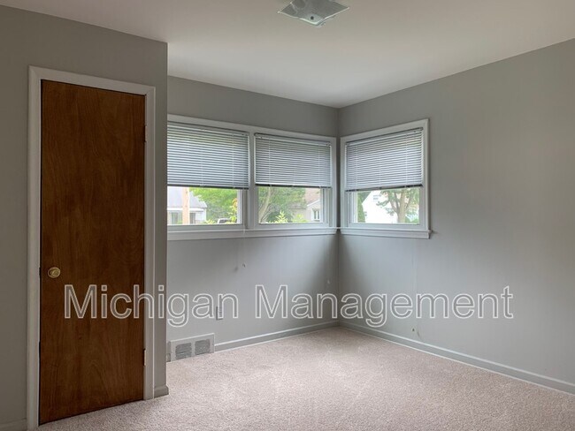 Building Photo - 32469 Rosslyn Ave