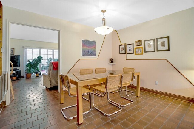 Building Photo - 5851 Doliver Dr