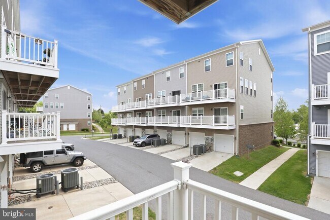 Building Photo - 2739 Pinebrook Rd