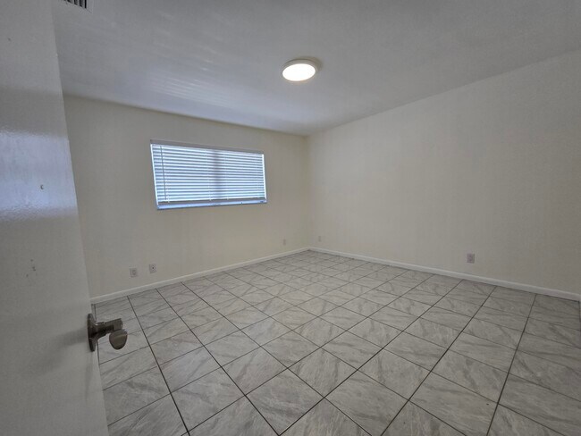 Building Photo - 800 Ibis Way