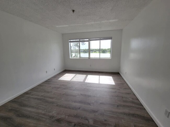 Building Photo - 14850 Naranja Lakes Blvd