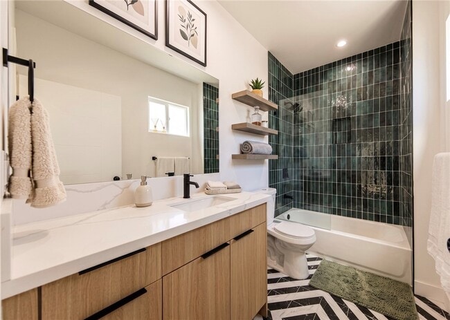 Building Photo - 2847 S Victoria Ave