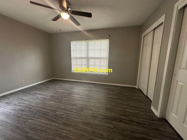 Building Photo - 3 BD, 1 1/2 BA, Home in Jacksonville
