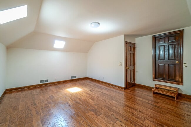 Building Photo - 107 Geers Ct