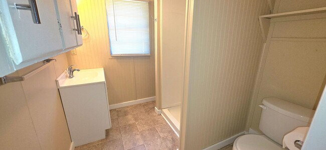Building Photo - Cozy home with central heat & air for $650!