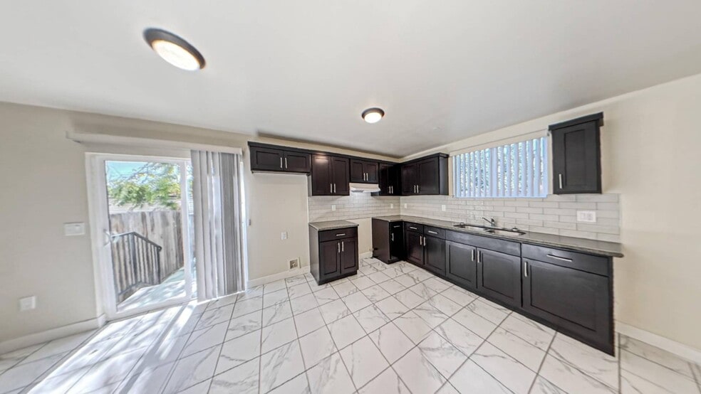 Building Photo - 630 1/2 W 79th St