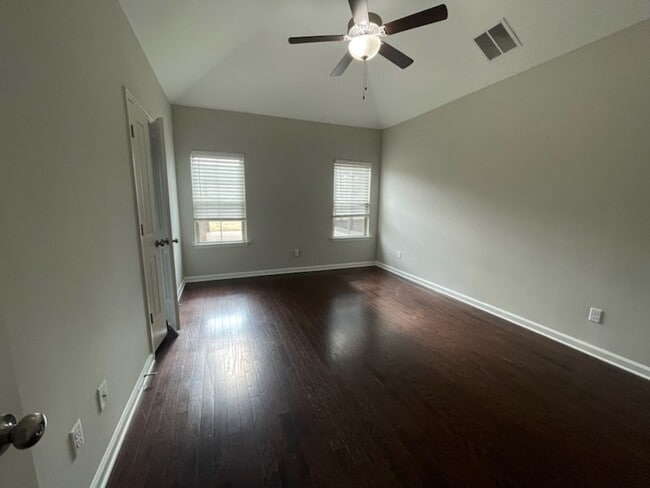 Building Photo - College Crossing beautiful home!