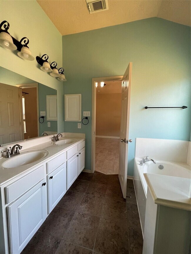 Building Photo - 27410 Tracy Ridge Ct