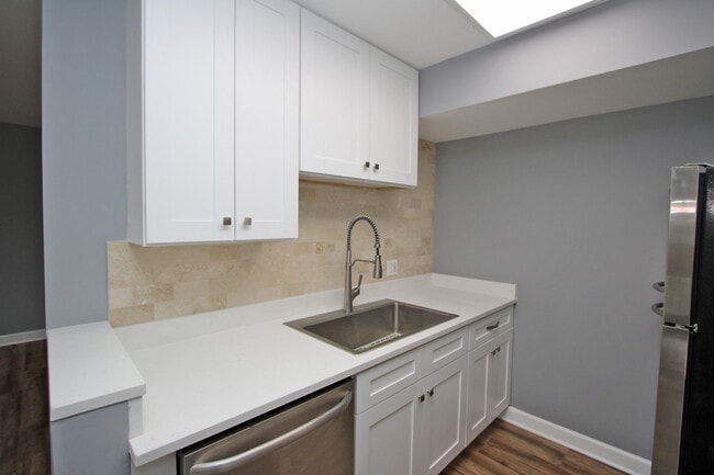 Building Photo - 652 Nantucket Way
