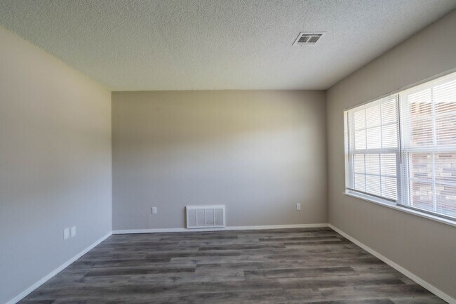 Building Photo - 3 Bed | 1 Bath in West Tulsa!