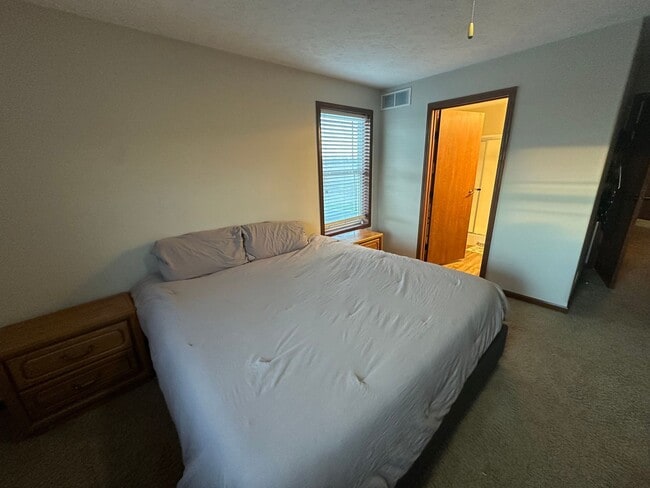 Building Photo - 3 Bedroom, 2.5 Bathroom Townhome