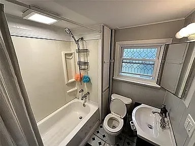 Building Photo - 5 Drumore Cres