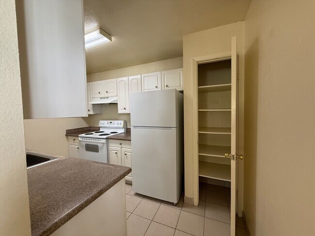 Building Photo - 2112 Chrysler Dr