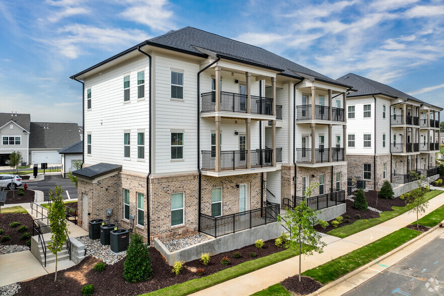 Building Photo - Vieux at Welden