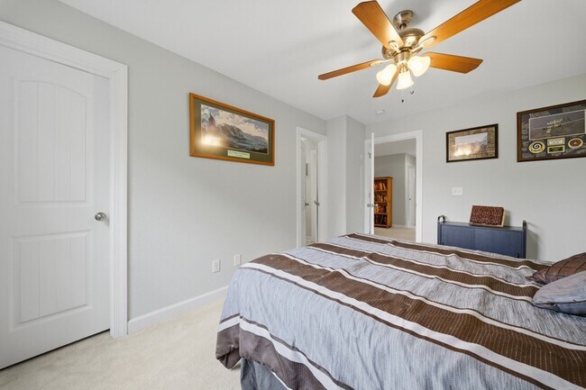 Building Photo - 431 Shorewood Pl