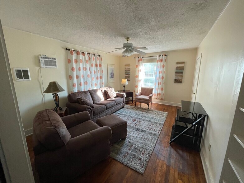 Building Photo - 1315 China St