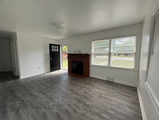 Building Photo - One Level Brick House Near University of L...