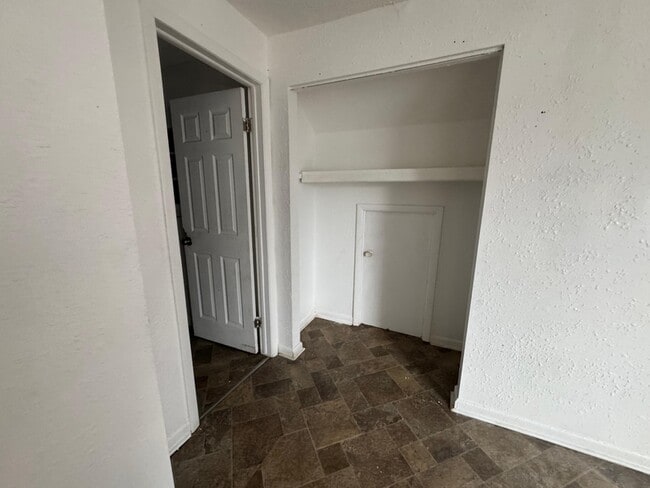 Building Photo - 14925 Mendota St