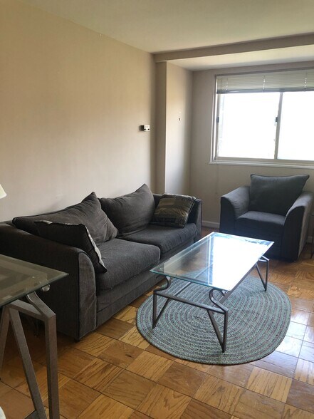 Building Photo - 922 24th St NW