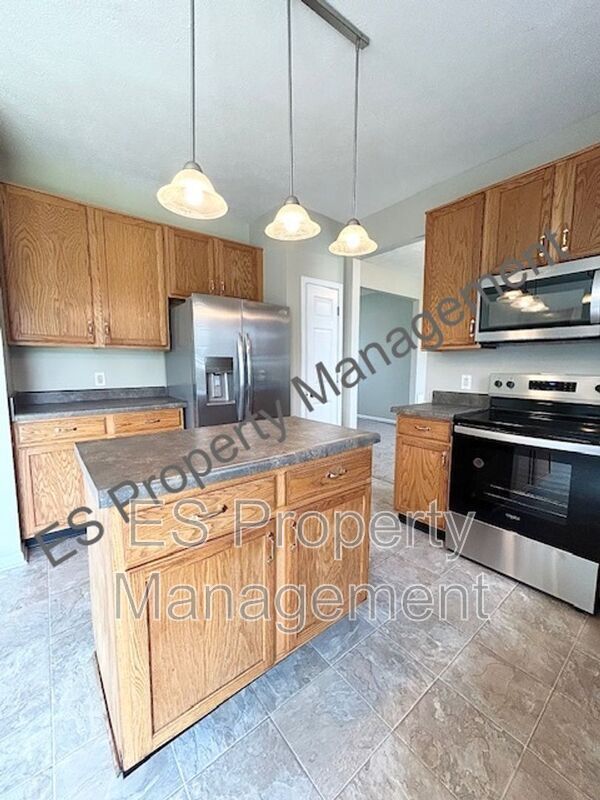 Building Photo - 6647 Crestwell Ln