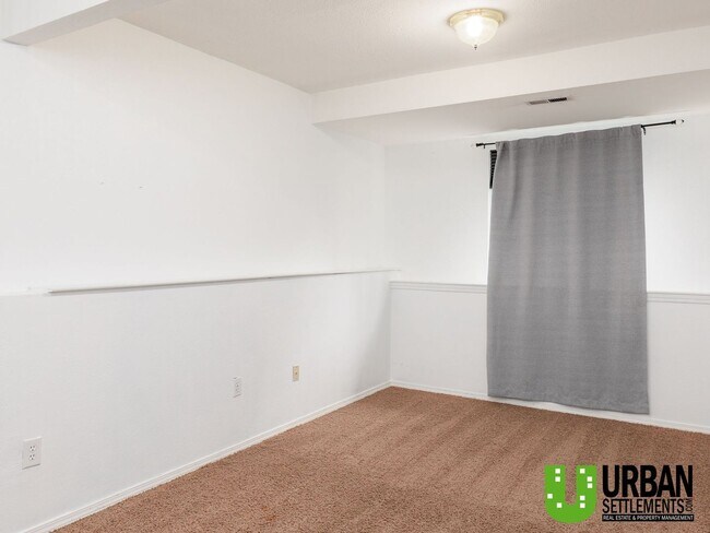 Building Photo - West Hills Gem – Space, Style & Prime Location!