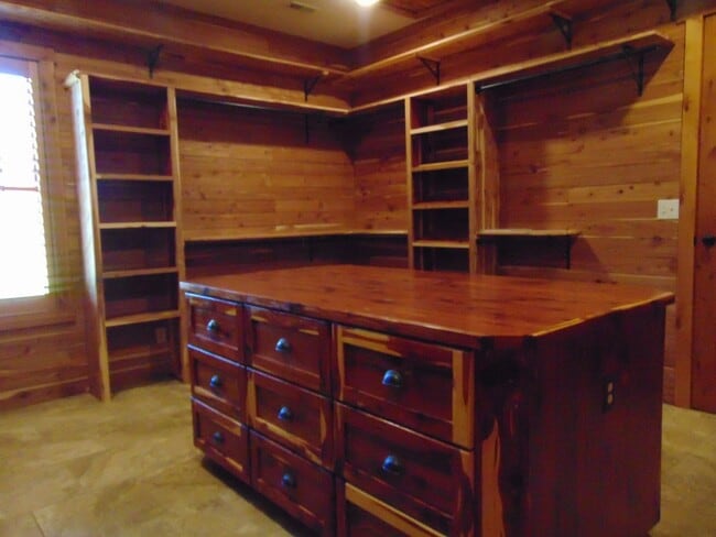 Building Photo - Majestic 3 Bed Mid MO Ranch!