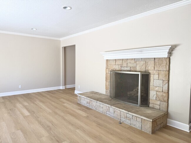 Building Photo - 1261 San Fernando Dr