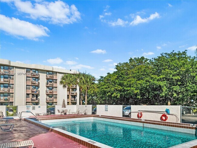 Building Photo - 2701 Riverside Dr